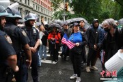 梦见洗头美国多地举行“没有国王”抗议活动